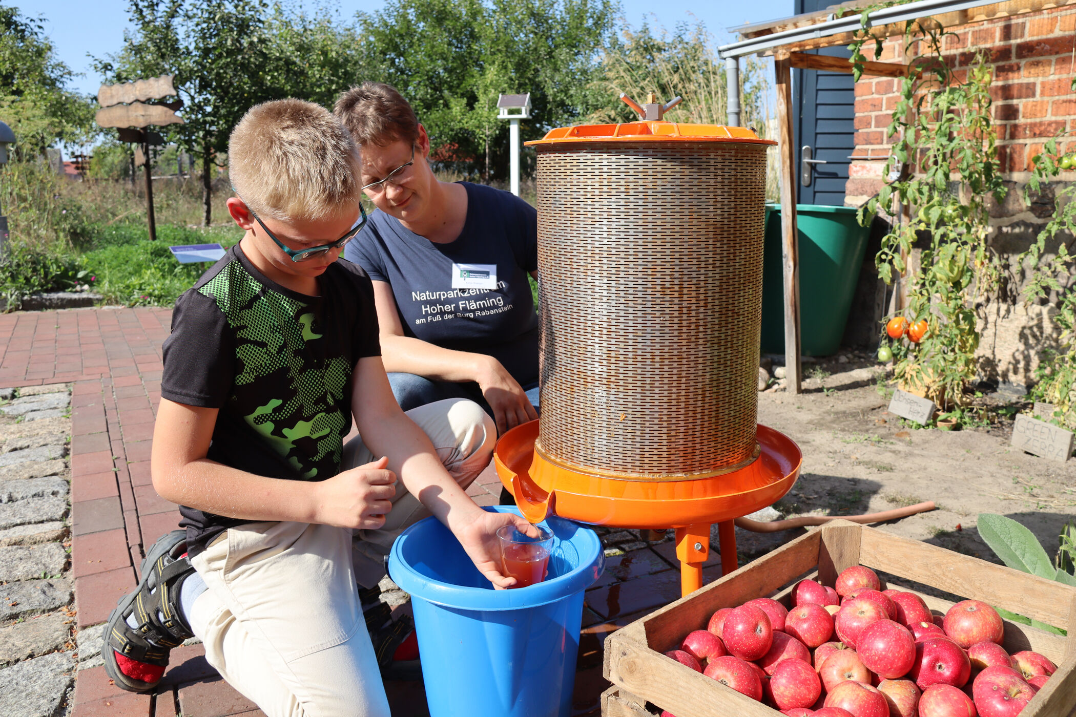 Naturparkverein Hoher Fläming e.V. Apfelsaft frisch aus der Presse, Foto: Juliane Wittig, Lizenz: Naturparkverein Hoher Fläming e.V.