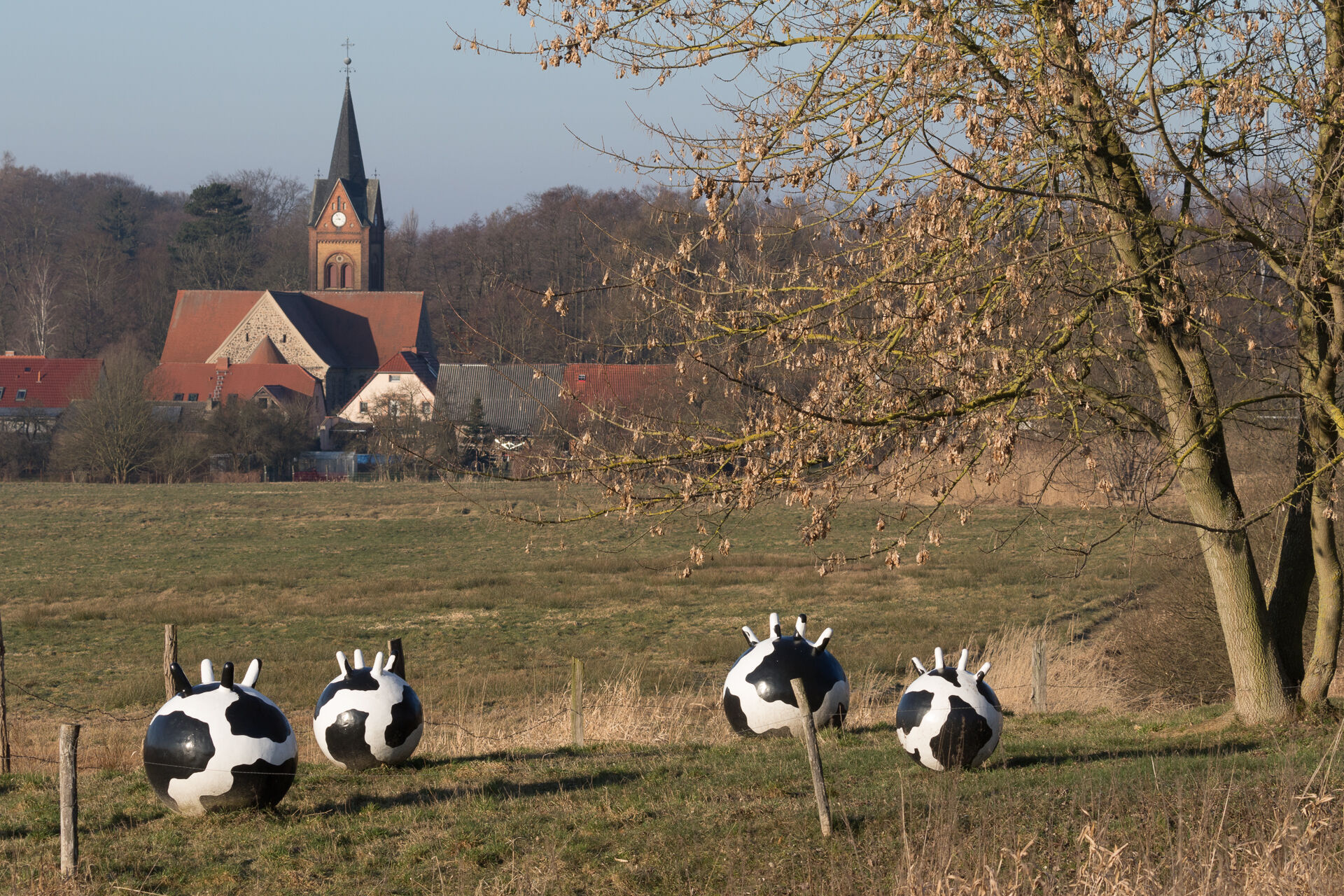 Kunstwanderweg mit Blick auf Wiesenburg, Foto: Steffen Bohl, Lizenz: Steffen Bohl
