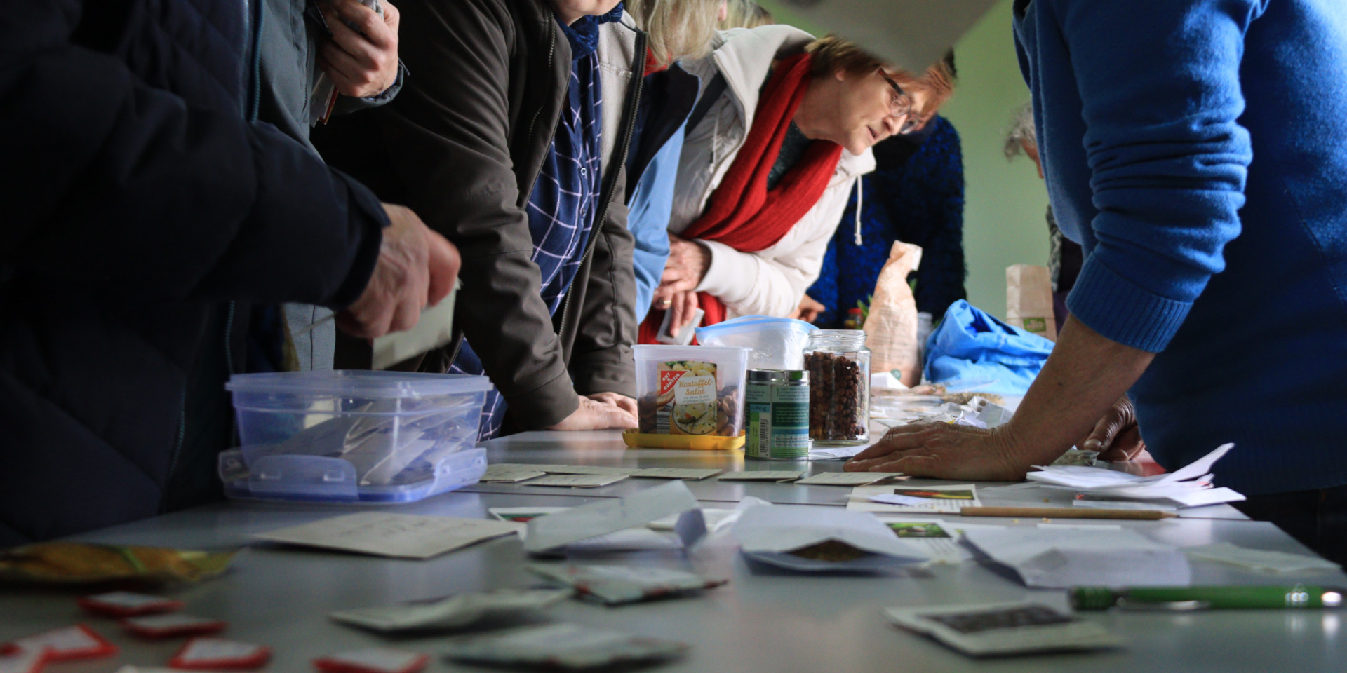Menschen, die Saatgut tauschen