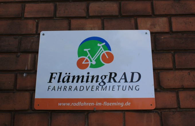 Schild mit der Aufschrift "FlämingRad Fahrradvermietung"