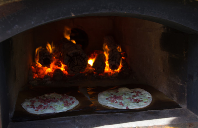 Blick in einen Ofen mit Flammkuchen 