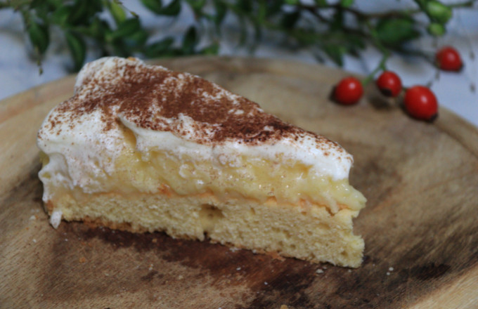 Stück Kuchen auf einem Holzbrett