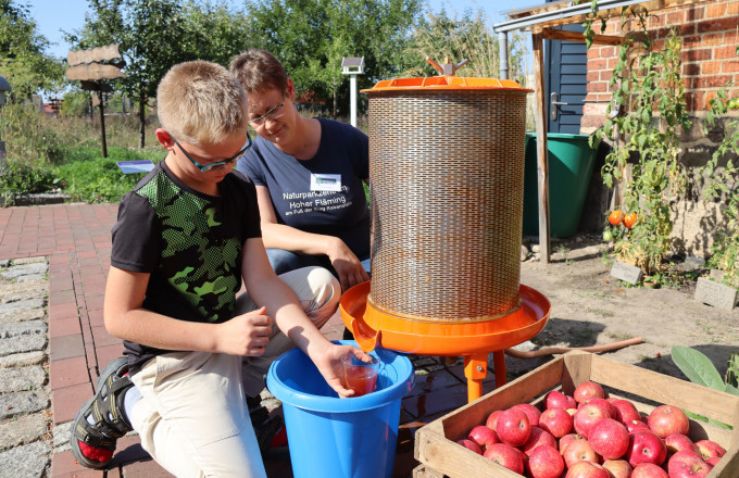 Apfelsaft frisch aus der Presse, Foto: Juliane Wittig, Lizenz: Naturparkverein Hoher Fläming e.V.